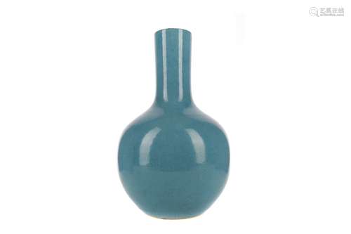 A 20TH CENTURY CHINESE MONOCHROME VASE