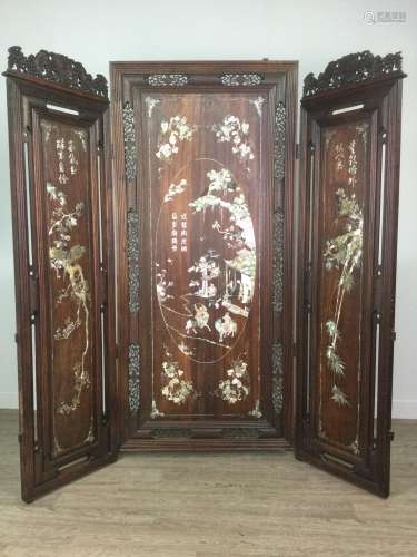 AN EARLY 20TH CENTURY CHINESE HARDWOOD DRESSING SCREEN
