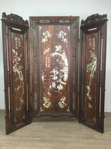 AN EARLY 20TH CENTURY CHINESE HARDWOOD DRESSING SCREEN