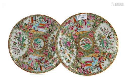 A PAIR OF EARLY 20TH CENTURY CHINESE CANTON FAMILLE ROSE PLA...