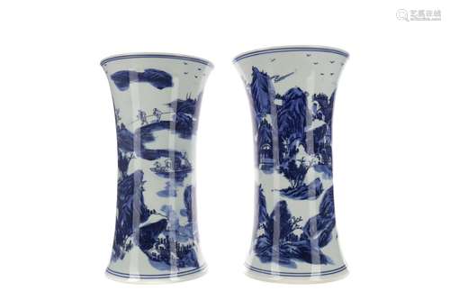 A PAIR OF 20TH CENTURY CHINESE BLUE AND WHITE VASES