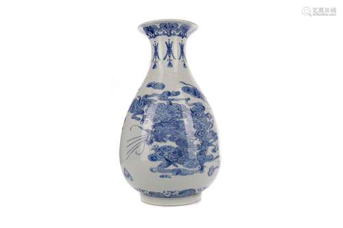 A 19TH/20TH CENTURY CHINESE BLUE AND WHITE VASE