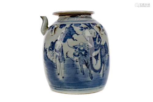 AN 18TH/19TH CENTURY CHINESE TEA POT WITH COVER