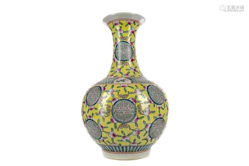 A 20TH CENTURY QING STYLE CHINESE VASE