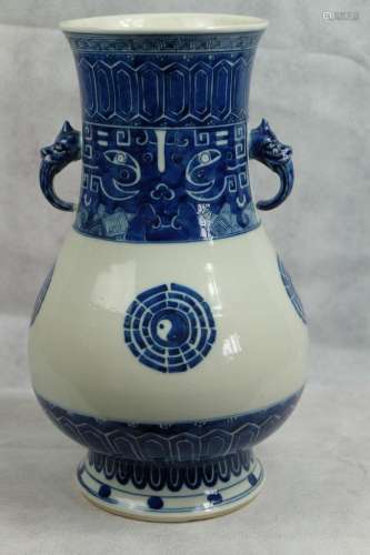  A LARGE CHINESE BLUE AND WHITE VASE WITH 6 CHARACTER MARK T...