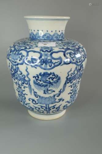 A LARGE CHINESE BLUE AND WHITE VASE,H 27CM