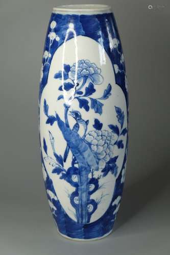 A CHINESE BLUE AND WHITE PORCELAIN VASE, 29CM H.