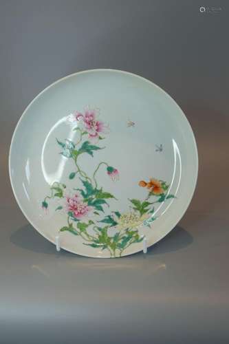 A CHINESE FAMILLE ROSE PLATE,D 24.5CM