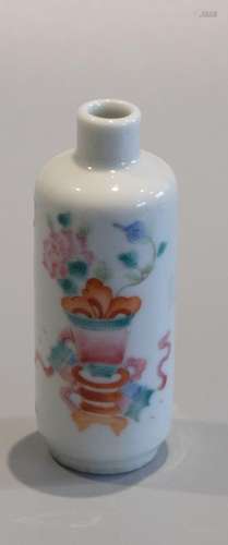 A CHINESE FAMILLE ROSE SNUFF BOTTLE, H8.5CM