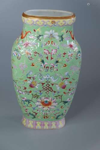 A CHINESE FAMILLE ROSE VASE,DECORATED FLOWERS ,H 19.5CM .