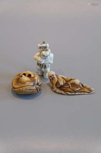 THREE JAPANESE CRAVED NETSUKE, TWO IS IVORY .H 4.1CM,4.5CM,6...