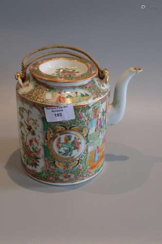 A CHINESE CANTON FAMILLE ROSE TEA POT ,H 16CM.