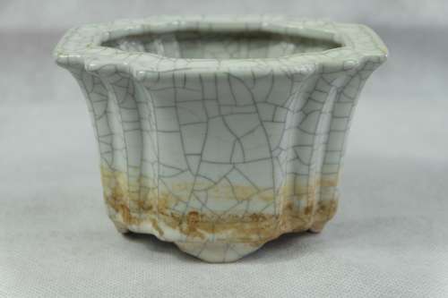 A CHINESE CRACKLE GLAZED FLOWER POT , HEIGHT 8.5CM ,LENGTH 1...