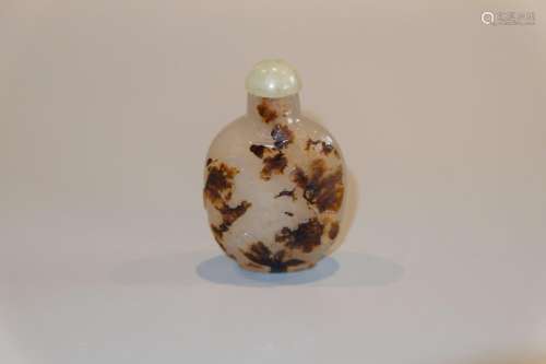 19TH C CHINESE AGATE CRAVED SNUFF BOTTLE,H 7CM.