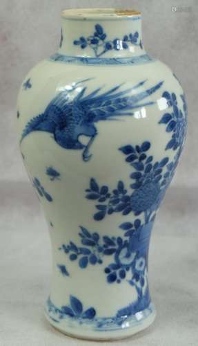 A CHINESE BLUE AND WHITE VASE ,KANGXI PERIOD , HEIGHT 22.5CM