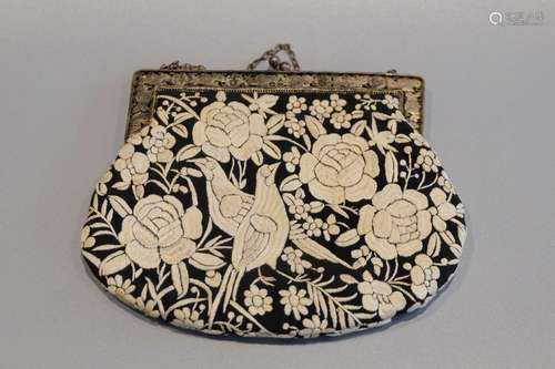 A CHINESE SILK EMBROIDERY EVENING HAND BAG ,19CM X16.5CM