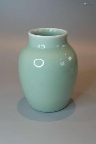 A CHINESE CELADON VASE ,H13CM.