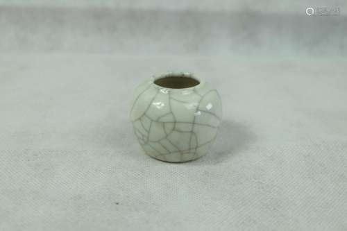 A CHINESE CRACKLE GLAZED WATER DROP , HEIGHT 5CM