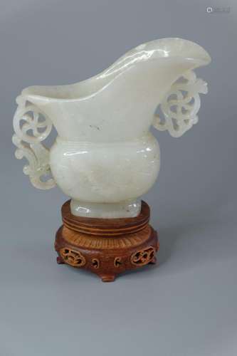 A CHINESE HARDSTONE/ JADE WINE CUP WITH WOODEN STAND,H 12CM.