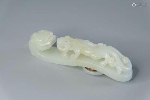 A CHINESE HARDSTONE/ JADE BELT BUCKLE WITH DRAGON HEAD HOOK ...