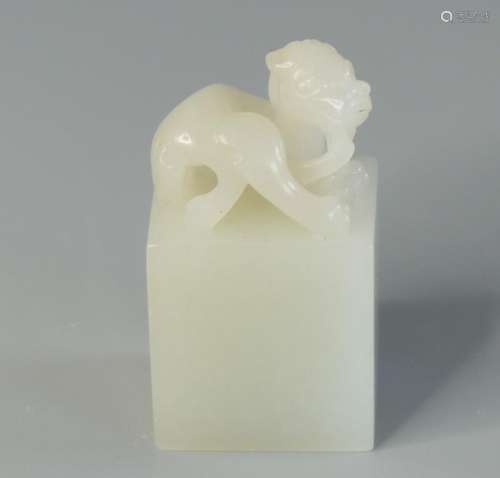 A CHINESE HARDSTONE/ JADE SEAL , D 5.5 X 2.5 X 3.1CM.