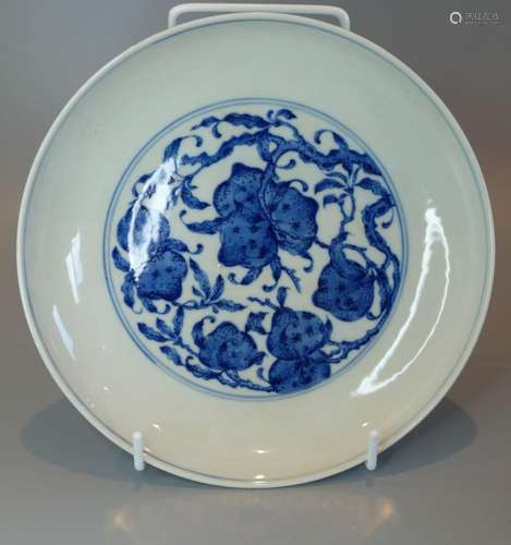 A CHINESE BLUE AND WHITE PLATE, D 23CM