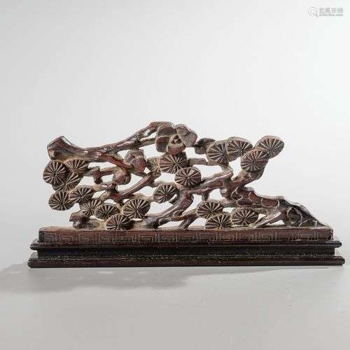 CHINE, XIXème siècle. Branche de pin sculptée en bois exotiq...