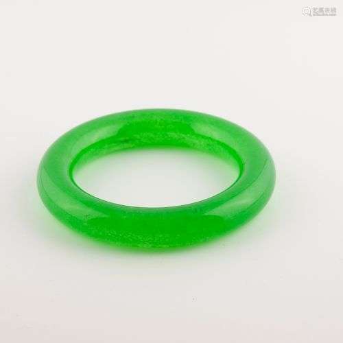 CHINE, moderne. Bracelet jonc en verre vert imitant le jade....