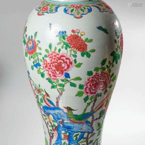 CHINE, début XXème siècle. Grand vase balustre à décor de fl...