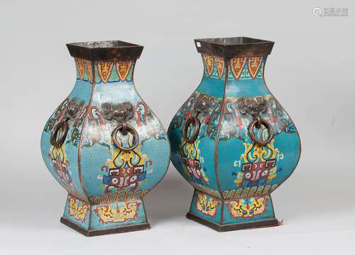 CHINE, époque minguo (1912-1949). Deux vases de type 