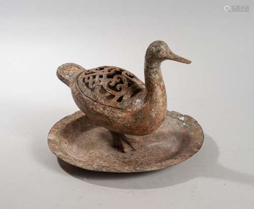 CHINE XXème siècle. Brûle-parfum figurant un canard disposé ...