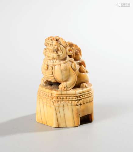 CHINE, circa 1900 . Cachet en ivoire de mammouth sculpté et ...