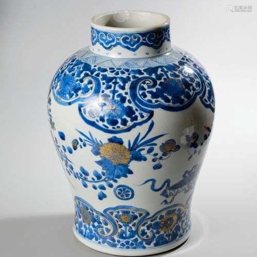 CHINE, XIXème siècle. Vase en porcelaine émaillée blanc, ble...