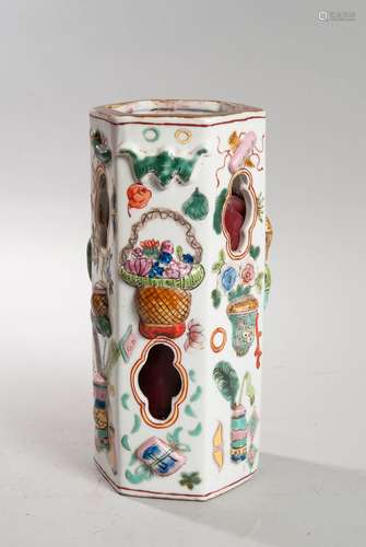 CHINE circa 1900. Vase hexagonal ajouré à décor en relief de...