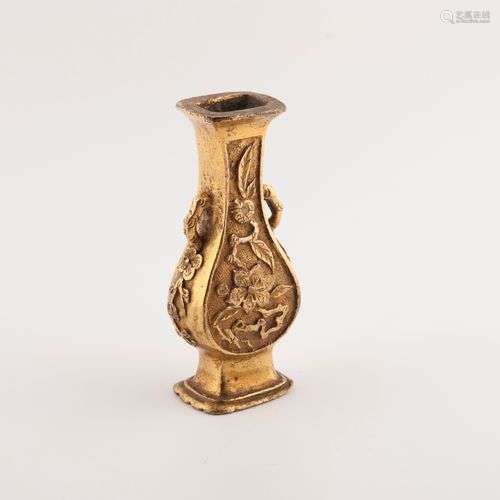 CHINE, XIXème siècle. Vase miniature de forme balustre sculp...