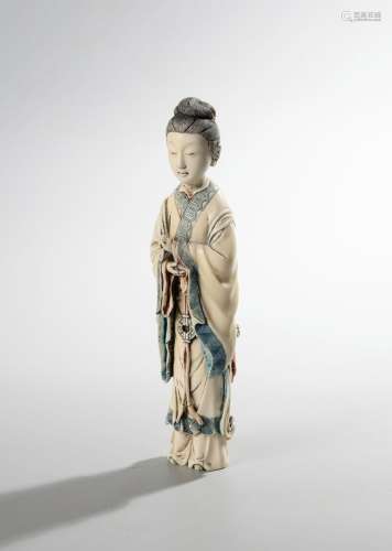 CHINE, circa 1800. Statuette figurant une élégante vêtue d'u...