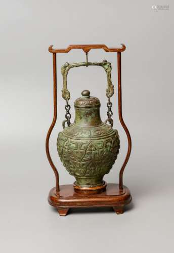 CHINE, XXème siècle. Vase balustre couvert de style archaisa...