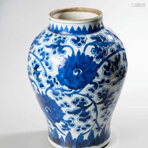 CHINE, époque Kangxi (1661-1722). Vase en porcelaine émaillé...