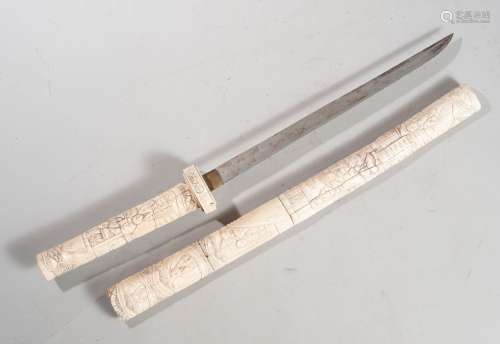 JAPON, XXème siècle. Long couteau monté en résine sculptée d...