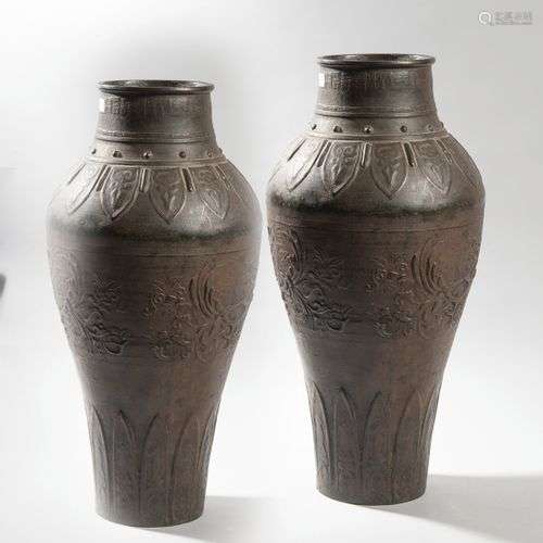 JAPON, début XXème siècle. Deux grands vases à décor de fris...