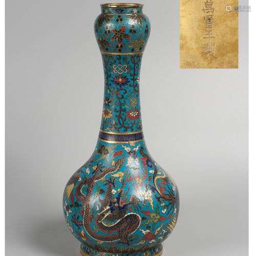 CHINE moderne, marque apocryphe au revers. Vase 