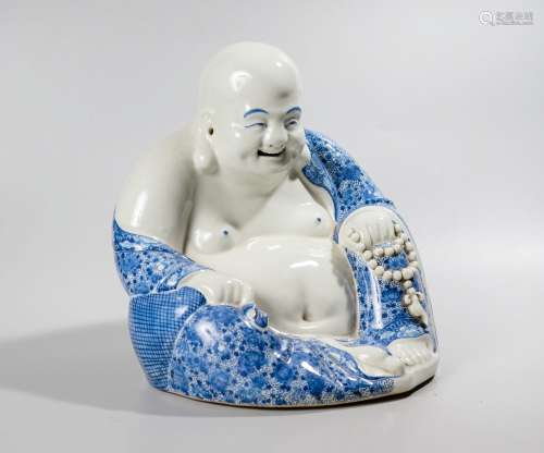 CHINE, XXème siècle. Bouddha de prospérité assis en porcelai...