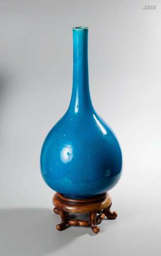 CHINE, XIXème siècle. Grand vase soliflore en porcelaine éma...