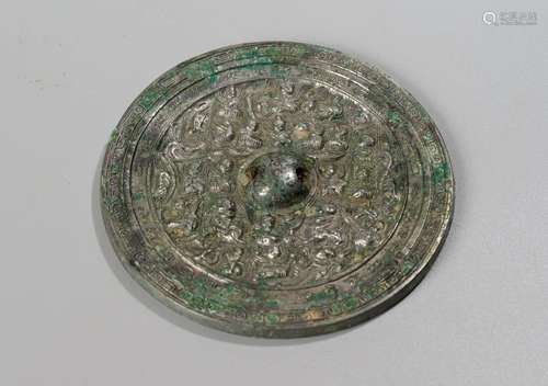 CHINE moderne. Miroir en bronze sculpté de divinités autour ...