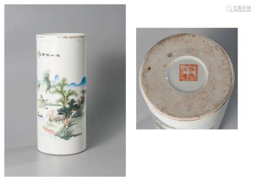CHINE, XXème siècle. Vase rouleau à décor de paysage lacustr...