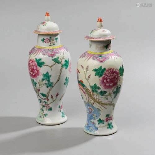 CHINE, XIXème siècle. Paire de vases balustres couverts orné...