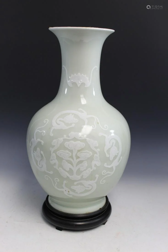 Chinese Celadon Glaze Vase with Dragon Decorations