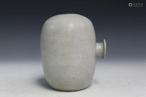 Korean Celadon Glaze Porcelain Vase.