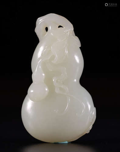 HETIAN JADE CARVED GOURD PENDANT