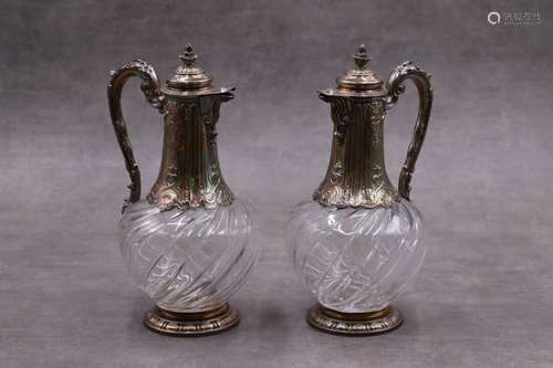 Paire de carafes en cristal taillés torsadés et montures en ...